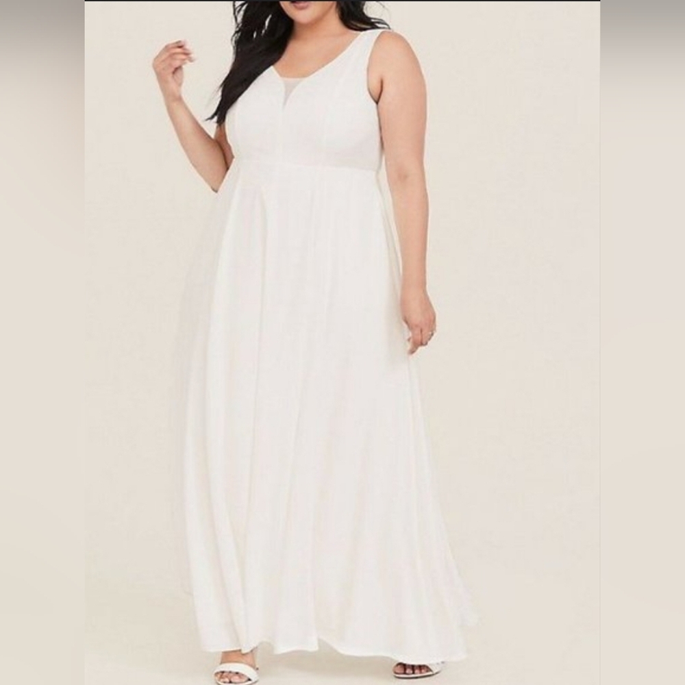 TORRID Special Occasion Ivory Jacquard Sweetheart Gown Size 16
